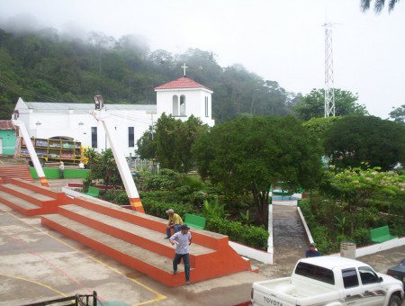 El parque central frente a la iglesia católica